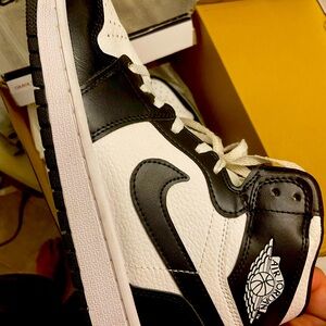 Jordan 1 💯🎯 9.5 size solid condition iconic shoe!!